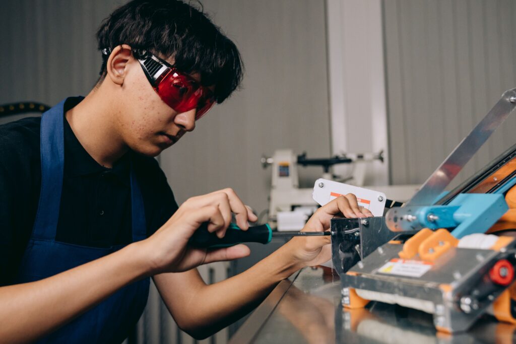 Apprenant du CFA Pro For Tech réalisant une activité pratique dans le cadre de sa formation